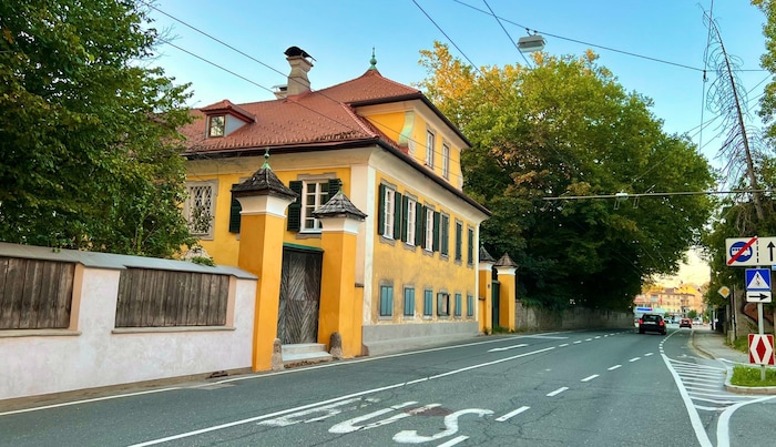 Der Rauchenbichlerhof und der Blick aus der Stadt Richtung Nordosten