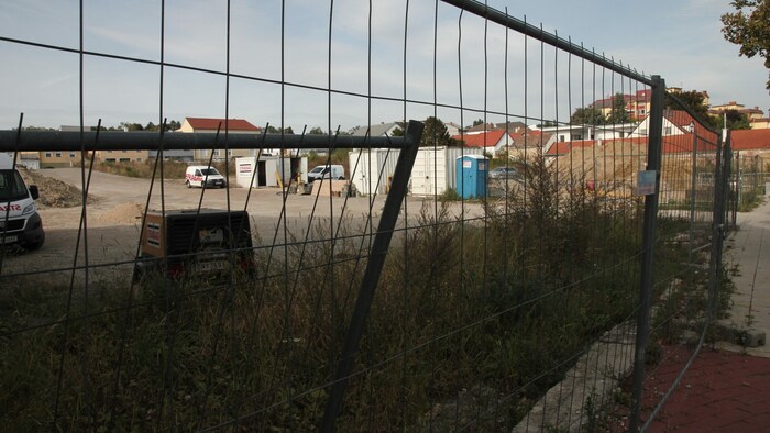 Das Gelände in der Michael-Koch-Straße liegt seit Jahren brach.