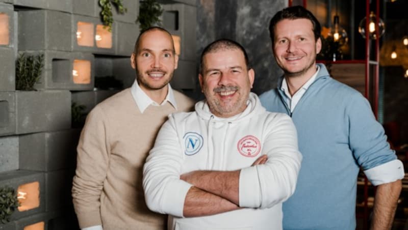 von links: Sandro Gargiulo, Luigi Tesoro, Andre Gargiulo feiern 10 Jahre Pizzeria l‘autentico. (Bild: ©MiriamMehlman)