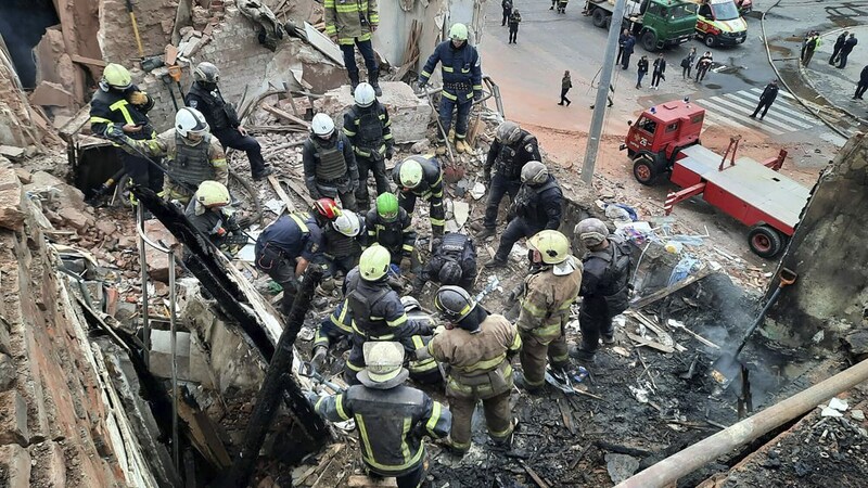 Einsatzkräfte suchen nach der Raketenattacke am Freitag in den Trümmern nach Überlebenden. (Bild: Odesa Regional Administration Press Office)