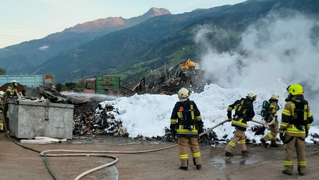 Mehr als 50 Einsatzkräfte waren vor Ort. (Bild: FF Nußdorf-Debant)