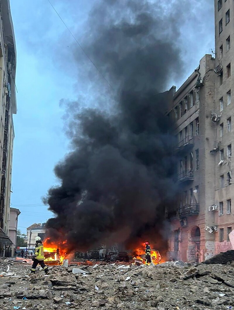 Rauch steigt im Zentrum der ukrainischen Stadt Charkiw auf, nachdem eine russische Rakete ein mehrstöckiges Gebäude getroffen hatte. (Bild: ASSOCIATED PRESS)