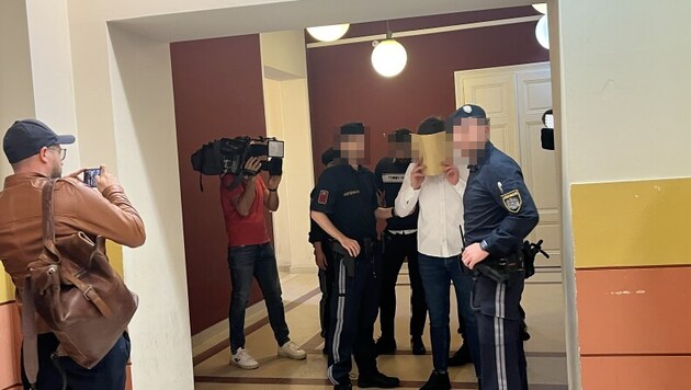 Zwei der falschen Polizisten wurden aus der Untersuchungshaft vorgeführt. (Bild: Sophie Pratschner, Krone KREATIV)