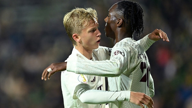 Frans Krätzig (li.) unterschreibt seinen ersten Profivertrag beim FC Bayern.