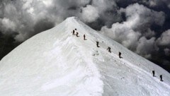 Ausgestattet mit modernsten Messgeräten hatten die Forscher im September den Berg erklommen, um ihn mehrere Tage lang Punkt für Punkt zu vermessen. (Bild: AFP)