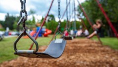 Wie die Polizei am Vortag mitgeteilt hatte, war das Kind am frühen Dienstagabend von einem Spielplatz in einem Münchner Park verschwunden. (Bild: Valmedia - stock.adobe.com (Symbolbild))