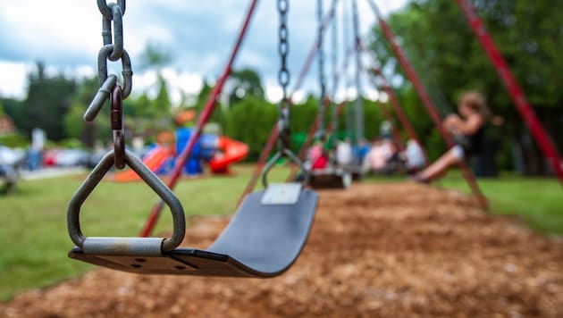 A man is said to be threatening children at the playground and demanding sexual acts in exchange for money. (Bild: Valmedia - stock.adobe.com (Symbolbild))