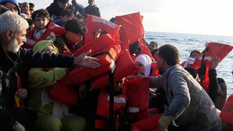 Die Zahl der auf dem Seeweg in Spanien ankommenden Migranten ist stark angestiegen. (Bild: AP)