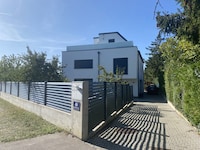 Mordalarm in Wien: Eine Frau soll von ihrem Ehemann in diesem Doppelhaus in Liesing getötet worden sein. (Bild: krone.tv)
