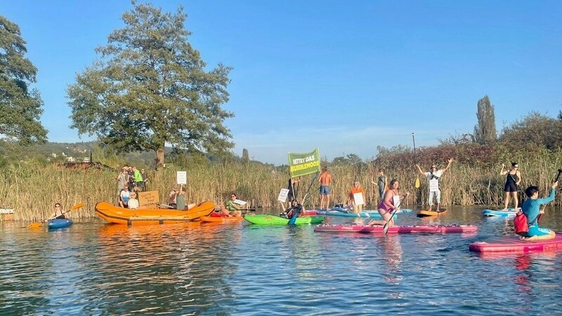 Auch im Kanu gibt es Proteste für Naturschutz. (Bild: Gabi Hadl)