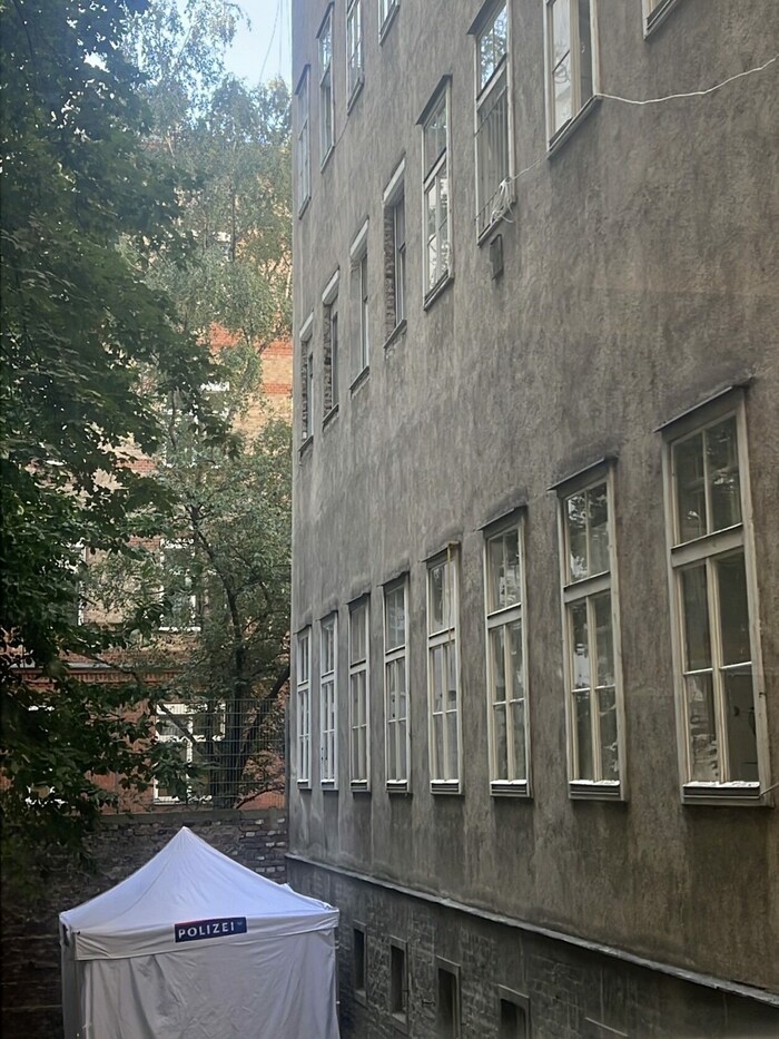 Der Mann war nach dem Mord seiner Frau aus dem zweiten Stock gesprungen.