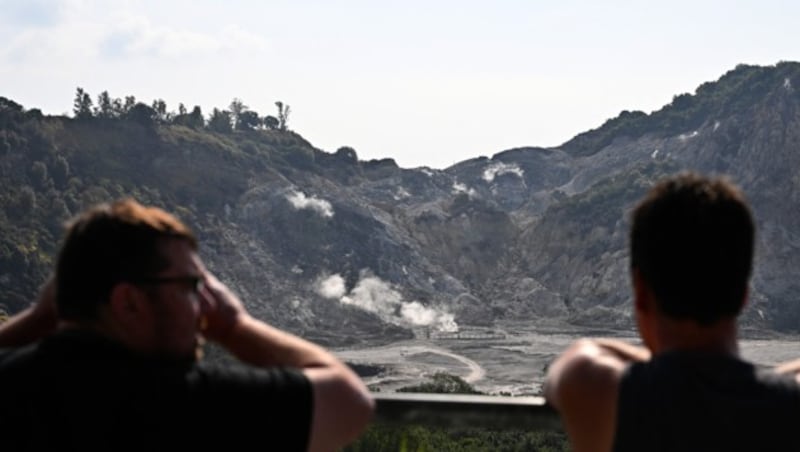 Rauch auf den „Campi Flegrei“ (Phlegräische Felder), einer vulkanischen Region in der Nähe von Neapel (Bild: AFP)