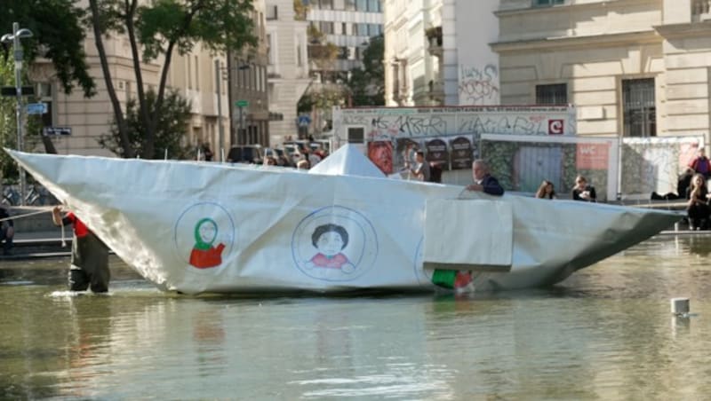 Das Papierboot soll für die klapprigen Boote stehen, mit denen Menschen auf der Flucht sind. (Bild: krone.tv)