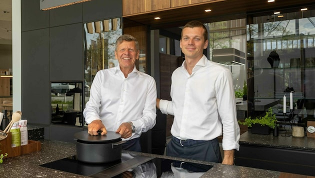 Georg Emprechtinger mit Sohn Stefan, der auch in der Geschäftsführung ist. (Bild: Pressefoto Scharinger © Daniel Scharinger)