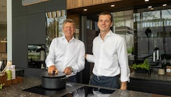 Georg Emprechtinger mit Sohn Stefan, der auch in der Geschäftsführung ist. (Bild: Pressefoto Scharinger © Daniel Scharinger)