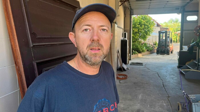 Bei Nachbar Gerald Neuhauser wurde durch die Druckwelle der Explosion auch das schwere Eingangstor zerstört.