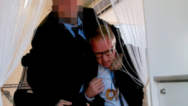 Der Vorfall, der auf Video aufgenommen wurde, sorgt für breite Empörung. (Bild: ORF, Krone KREATIV)
