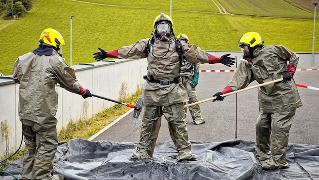 Bei Hochrisiko-Einsätzen tragen die Florianis spezielle Schadstoffanzüge. (Bild: Stefan Appenauer)