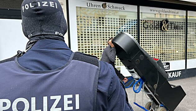 Erst vor wenigen Tagen rückten die Ermittler erneut aus. Sie stellten in Salzburg dutzende Automaten sicher. (Bild: Tschepp Markus)