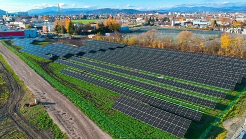 Die PV-Freiflächenanlage „Sonnen.Wiese“ wurde 2023 fertig gestellt. (Bild: Kelag)