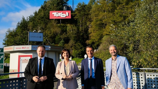 Lokalaugenschein auf Europabrücke: MEP Engin Eroglu, Liste-Fritz-LA Andrea Haselwanter-Schneider, MEP Sandro Gozi und Klubobmann Markus Sint (v.li.). (Bild: Liste Fritz)