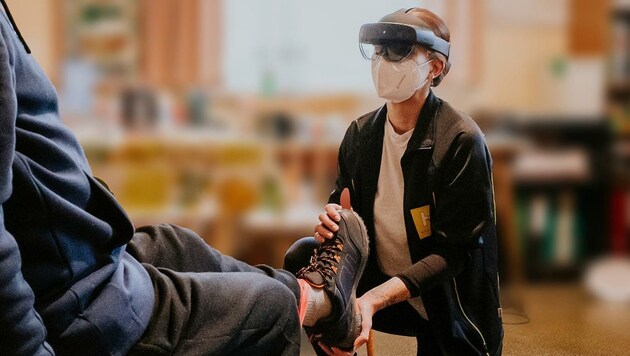 Die Heimkrankenhilfe beim Patienten zu Hause könnte mit der neuen Datenbrille viel bessere Unterstützung erhalten. (Bild: WU Wien)