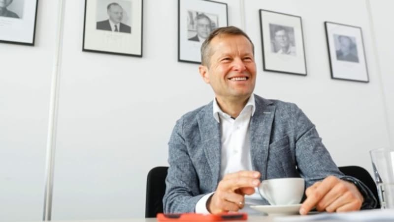 Beim Interview am Freitag um 11 Uhr: Hinter Krausz an der Wand hängen Bilder jener Vordenker der Laserphysik, die er zum gemeinsamen Gedankenaustausch an die TU Wien gebracht hat. (Bild: Reinhard Holl)