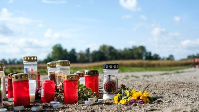 In Naarn erinnern Kerzen am Tatort an die 60-jährige Herta A. (Bild: Einöder Horst)