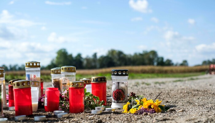 In Naarn erinnern Kerzen am Tatort an die 60-jährige Herta A.
