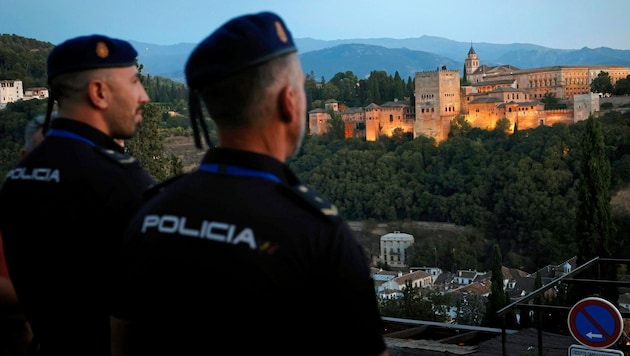 Das Polizeiaufgebot in der malerischen spanischen Stadt Granada ist riesig. (Bild: AP)