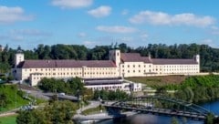 Das Stift Lambach, wunderschön oberhalb der Traun gelegen, wurde 1056 von Adalbero in der Burg seines Vaters eingerichtet (Bild: Dostal Harald)