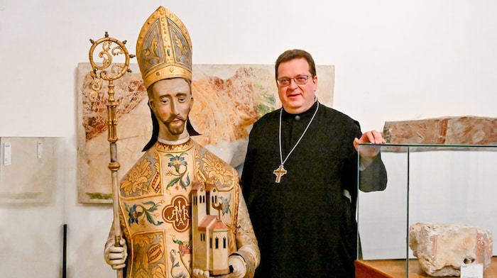 Abt Maximilian bei der Statue des heiligen Adalbero.