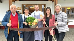 Josef Thurner, Monika Wassermann, Michael Sagmeister, Anna und Doris Thurner vor ihrer Werkskantine. (Bild: Slowfood Travel)