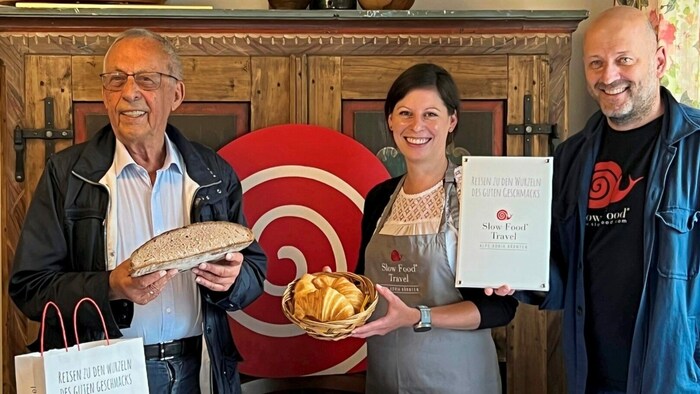 Herwig Ertl überbrachte der Familie das Slow Food-Zertifikat.