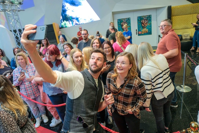 Paul Pizzera machte brav Selfies.