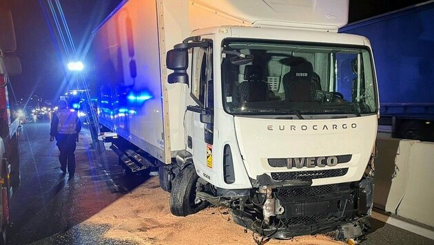 Der Lkw wurde massiv beschädigt. (Bild: FF Matrei am Brenner)