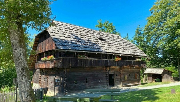 Das Bodnerhaus im Freilichtmuseum in Maria Saal gilt seit der Dendrobeprobung im Jahr 2019 als ältestes in Blockbauweise errichtetes Gebäude Österreichs. (Bild: Manuela Karner)