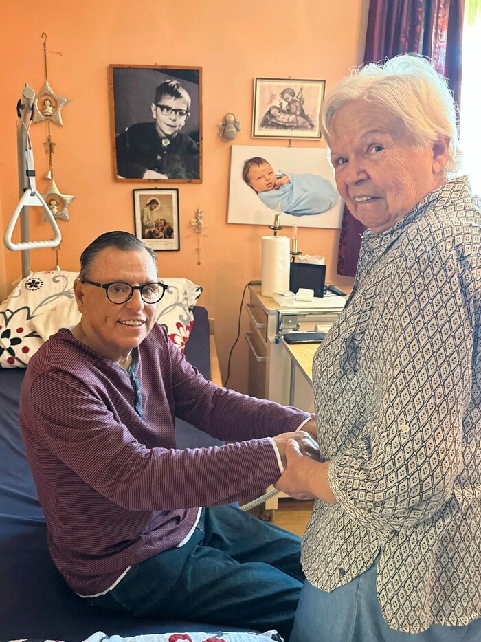 Auch beim Aufstehen hilft Mama Anna ihrem kranken Sohn Michael.