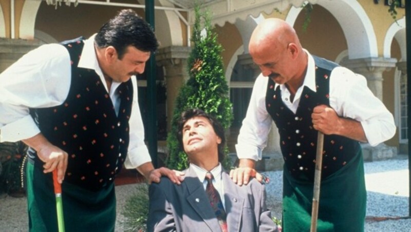 Die Hausdiener Adi Peichl (Malek, li.) und Otto Retzer (Josip) mit dem Hotelchef Roy Black. (Bild: Lisa Film)