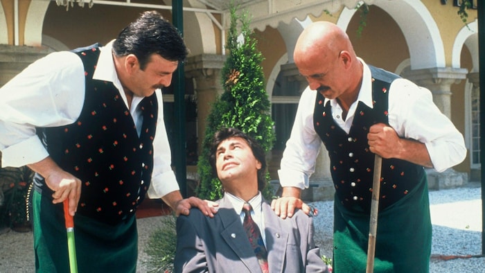 Die Hausdiener Adi Peichl (Malek, li.) und Otto Retzer (Josip) mit dem Hotelchef Roy Black.
