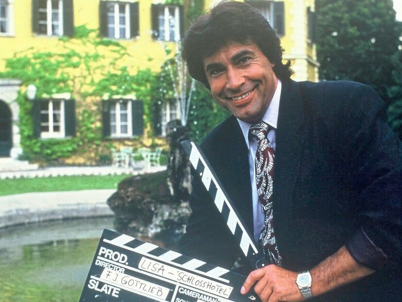 Roy Black als Hoteldirektor im Schlosshotel. (Bild: Veldener Tourismus GmbH)