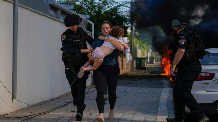 Die israelische Polizei evakuiert eine Frau und ein Kind, nachdem die Stadt Aschkelon im Süden ...