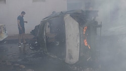 Nach den Raketenschlägen brennen in der israelischen Stadt Aschkelon Autos. (Bild: ASSOCIATED PRESS)