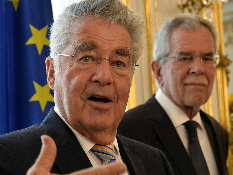 Bundespräsident Heinz Fischer (l.) und Bundespräsident Alexander Van der Bellen (Bild: APA/HERBERT PFARRHOFER)