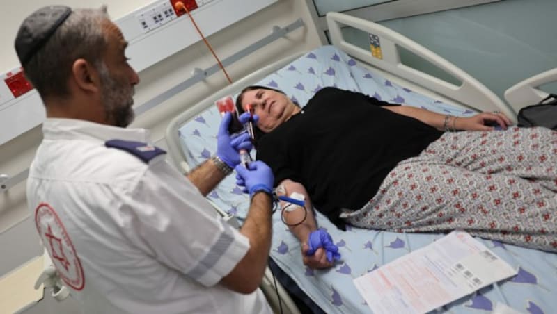 Eine israelische Frau spendet Blut in einem Krankenhaus in Tel Aviv. (Bild: APA/AFP/JACK GUEZ)
