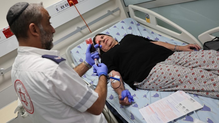 Eine israelische Frau spendet Blut in einem Krankenhaus in Tel Aviv.