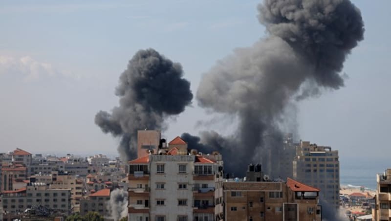 In Gaza (Stadt) steigt nach einem israelischen Luftangriff Rauch auf. (Bild: APA/AFP/MOHAMMED ABED)