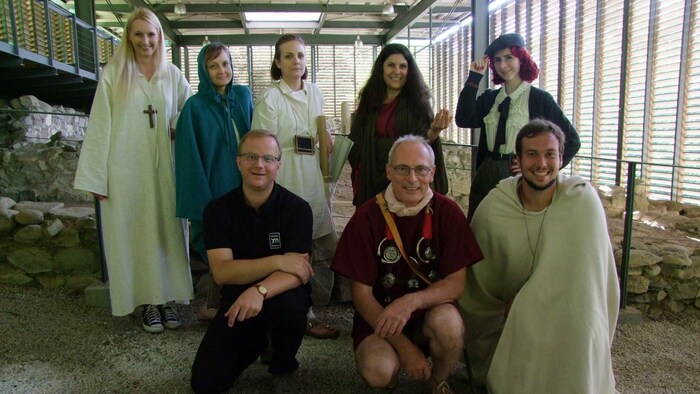 Szenische Führung in Teurnia. Diese Methode der Vermittlung wird auch Reenactment genannt: Es ...