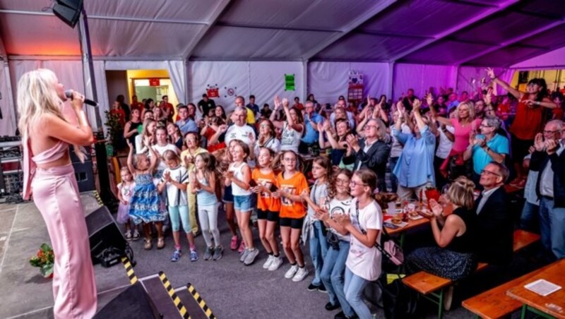 Die bekannte Sängerin Natalie Holzner trat im heurigen Sommer beim großen Herzensmensch-Fest in Schrattenberg auf und sorgte für unglaubliche Stimmung. (Bild: Imre Antal)