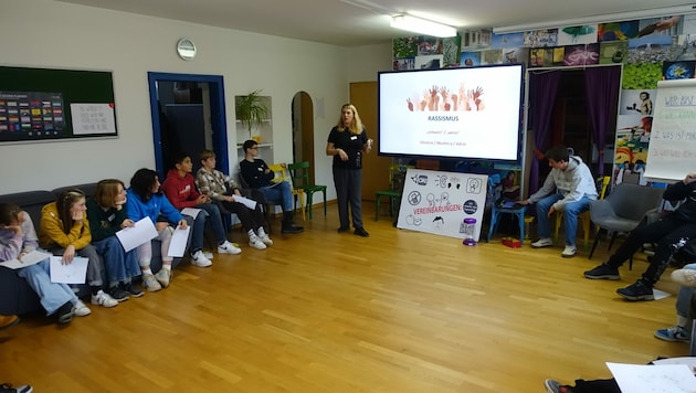 Um Jugendliche frühzeitig für die Thematik Rassismus zu sensibilisieren, veranstaltet die Offene Jugendarbeit Bludenz Schul-Workshops. (Bild: OJA Bludenz Villa K)